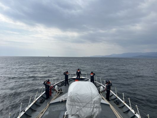 실종된 30대 남성을 찾고 있는 해양경찰.[사진=동해해양경찰서] 2025.04.14 onemoregive@newspim.com