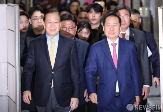 [서울=뉴스핌] 정일구 기자 = 권영세 국민의힘 비상대책위원장과 홍준표 전 대구시장이 14일 오전 서울 여의도 국회에서 면담을 갖기 위해 이동하고 있다. 2025.04.14 mironj19@newspim.com