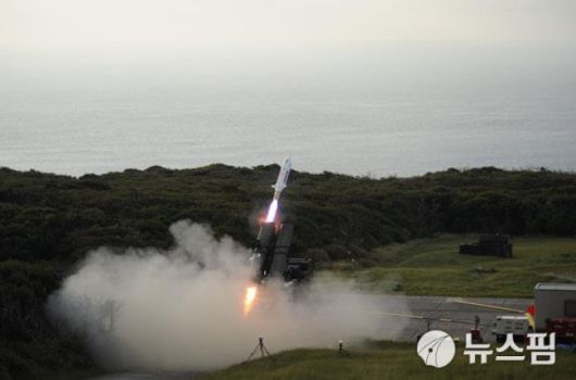 [서울=뉴스핌] 오동룡 군사방산 전문기자 =  지난해 12월 5일 일본 방위장비청이 우리의 현무3-C 순항미사일과 동급인 사거리 1500km '12식 능력향상형' 순항미사일을 발사하고 있다. [사진=일본 방위장비청] 2025.04.14 gomsi@newspim.com