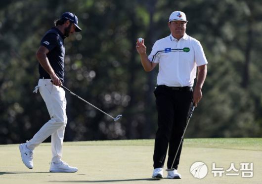 [오거스타 로이터 =뉴스핌] 박상욱 기자 = 임성재가 14일 마스터스 토너먼트 최종일 18번홀을 마치고 패트론을 향해 인사하고 있다. 2025.4.14 psoq1337@newspim.com