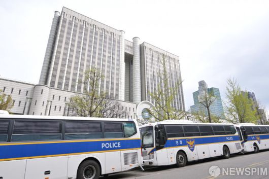 [서울=뉴스핌] 사진공동취재단 = 윤석열 전 대통령의 내란 혐의 첫 형사 재판이 열리는 14일 서울중앙지방법원에 차벽이 세워져 있다. 법원은 지난 11일 밤부터 이날 자정까지 필수업무 차량을 제외한 차량의 출입을 금지하는 등 청사 보안을 강화했다. 2025.04.14 photo@newspim.com