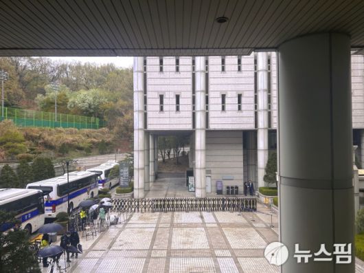 [서울=뉴스핌] 배정원 기자 = 법원은 보안을 위해 차량 출입을 제한하고 청사 출입구에서 신분증 검사 등을 진행하고 있다. 이날 법원 서관 앞은 취재진과 재판 당사자 및 사건 관계인 외에 출입이 제한됐다. 그러나 경찰은 혹시 모를 사태에 대비하기 위해 경찰버스와 기동대 등을 투입하는 등 경계 태세를 유지했다. 2025.04.14 jeongwon1026@newspim.com