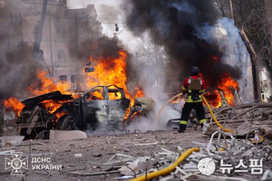 13일(현지시간) 러시아의 탄도미사일 공격으로 우크라이나 북동부 수미 지역에서 최소 34명이 사망하고 117명이 부상을 입었다. 사진은 우크라이나 소방관들이 화재가 발생한 미사일 공격 현장에서 진화 작업을 벌이는 모습이다. [사진=로이터 뉴스핌]