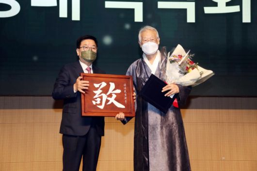 25일 안동국제컨벤션센터에서 열린 '제12회 퇴계상' 시상식에서 김광림 퇴계학연구원 이사장이 이용태 박약회 회장(오른쪽)에게 공로상을 수여하고 있다.[사진=퇴계학연구원]2022.11.25 nulcheon@newspim.com