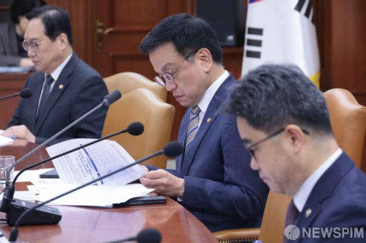 [서울=뉴스핌] 이길동 기자 = 최상목 부총리 겸 기획재정부 장관이 15일 서울 종로구 정부서울청사에서 열린 경제관계장관회의 겸 산업경쟁력강화 관계장관회의에서 회의 자료를 살펴보고 있다. 2025.04.15. gdlee@newspim.com