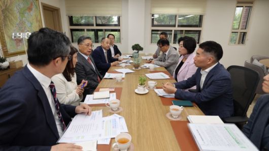 LH사장 방문 현안사업 건의. [사진=과천시]