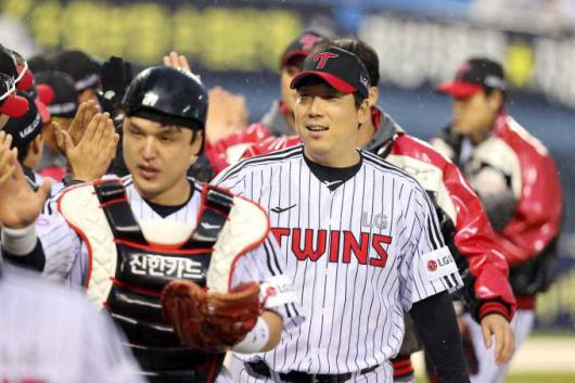 [서울=뉴스핌] LG 트윈스가 12일 두산과의 경기에서 승리한 후 LG 선수들이 하이파이브 하고 있다.  [사진 = LG 트윈스] 2025.04.12 photo@newspim.com