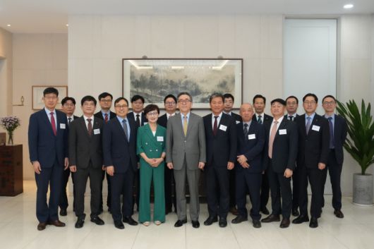 조태열(앞줄 왼쪽 네번째) 외교부 장관과 베트남 동포 기업인들이 15일 간담회에서 기념 사진을 찍고 있다. [사진=외교부]