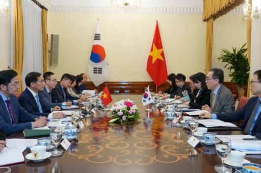 조태열(오른쪽 두번째) 외교부 장관과 부이 타잉 썬(왼쪽 두번째) 베트남 부총리 겸 외교장관이 15일 베트남 하노이에서 2차 외교장관 대화를 하고 있다. [사진=외교부]