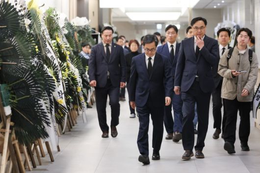 17일 오후 김동연 경기도지사 광명 신안산선 붕괴 사고 희생자 조문을 하기위해 빈소로 이동하고 있다. [사진=경기도]