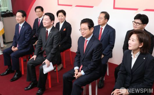 [서울=뉴스핌] 정일구 기자 = 7일 서울 여의도 국민의힘 중앙당사에서 제21대 대통령선거 '1차 경선 토론회 미디어데이' 행사가 열렸다. 이날 대선 경선 후보 8명(안철수 의원, 김문수 전 고용노동부 장관, 유정복 인천시장, 이철우 경북도지사, 나경원 의원, 양향자 전 의원, 한동훈 전 대표, 홍준표 전 대구시장)이 각각 A, B 토론 조를 정할 예정이다. 사진은 행사에서 토론조를 선택 후 좌석에 착석한 대선주자들. 2025.04.17 mironj19@newspim.com