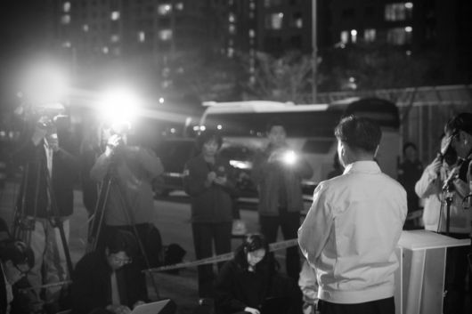 박승원 광명시장이 16일 오후 신안산선 공사현장 붕괴사고 실종자 수습 후 브리핑을 하고 있다. [사진=광명시]