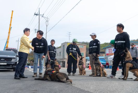 박승원 광명시장이 16일 오후 신안산선 공사현장 붕괴사고 실종자 수색에 큰 역할을 한 (사)한국인명구조견협회 대원들을 격려하고 있다. [사진=광명시]