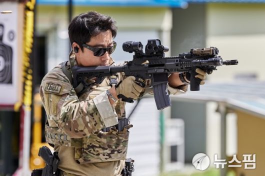 [서울=뉴스핌] 오동룡 군사방산전문기자 =특수작전용 기관단총인 5.56mm STC16 사격 모습. [사진=SNT모티브] 2025.04.17 gomsi@newspim.com