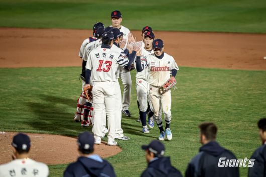 [서울=뉴스핌] 롯데가 15일 키움과의 경기에서 승리한 후 단체 하이파이브 하고 있다. [사진 = 롯데 자이언츠] 2025.04.15 photo@newspim.com