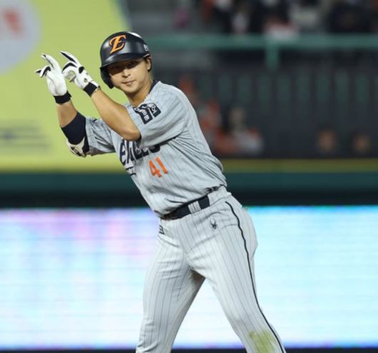 [서울=뉴스핌] 한화의 최인호가 17일 SSG와의 경기에서 7회 적시타를 때리며 기뻐하고 있다. [사진 = 한화 이글스] 2025.04.17 photo@newspim.com