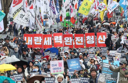 지난 5일 오후 서울 종로구 광화문 동십자각 일대에서 '윤석열 즉각 퇴진·사회대개혁 비상행동' 주최로 열린 윤석열 대통령 탄핵 인용 축하 집회에서 참가자들이 구호를 외치고 있다. [사진=뉴스핌 DB]