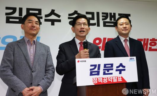 [서울=뉴스핌] 최지환 기자 = 국민의힘 대통령선거 경선후보인 김문수 전 고용노동부 장관이 18일 오전 서울 여의도 선거사무소에서 장동혁 총괄선대본부장(오른쪽)과 박민식 전략기획본부장을 소개하고 있다. 2025.04.18 choipix16@newspim.com