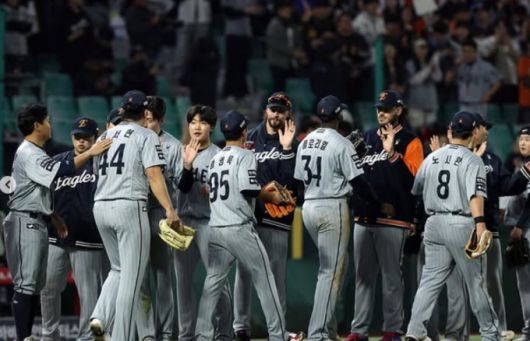 [서울=뉴스핌] 한화가 17일 SSG와의 경기에서 승리한 후 선수들이 단체 하이파이브 하고 있다. [사진 = 한화 이글스] 2025.04.17 photo@newspim.com