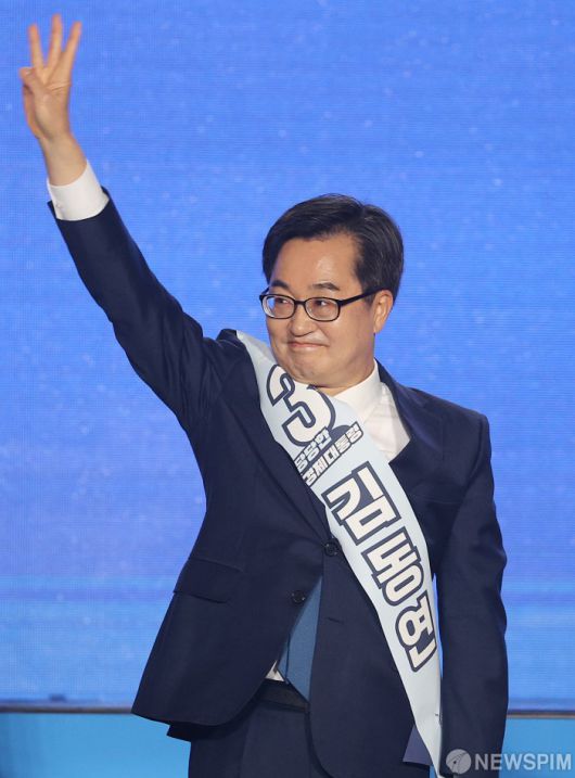 [청주=뉴스핌] 정일구 기자 = 더불어민주당 김동연 대선 경선 후보가 19일 오후 충북 청주시 청주체육관에서 열린 제21대 대통령선거 후보자 선출을 위한 충청권 합동연설회에서 손을 들고 인사하고 있다. 2025.04.19 mironj19@newspim.com