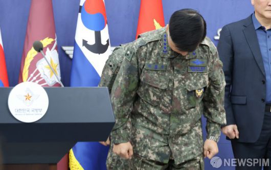 [서울=뉴스핌] 정일구 기자 = 이영수 공군참모총장이 10일 오전 서울 용산구 국방부에서 열린 KF-16 오폭 사고 조사결과 중간발표 브리핑에서 고개 숙여 사과하고 있다. 2025.03.10 mironj19@newspim.com