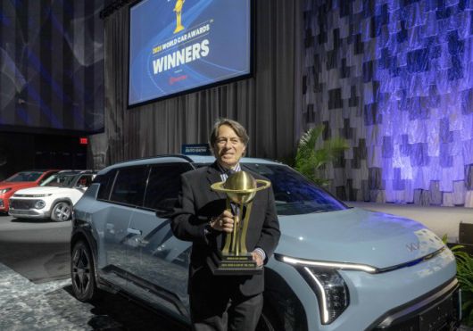 스티븐 센터 기아 미국법인 최고운영책임자(COO)가 세계 올해의 차 수상 기념사진을 촬영하는 모습 [사진=기아]