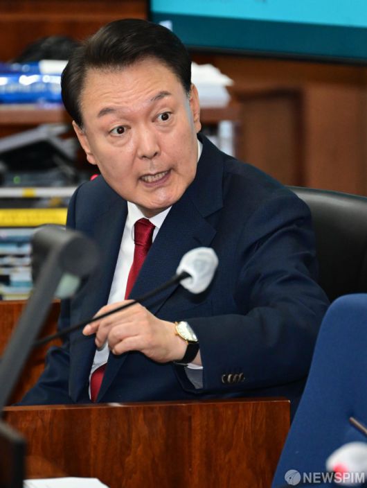 [서울=뉴스핌] 사진공동취재단 = 12·3 비상계엄을 선포해 내란 우두머리 혐의로 재판에 넘겨진 윤석열 전 대통령이 21일 오전 서울 서초구 서울중앙지법 417호 법정에 앉아 변호인단과 대화를 하고 있다. 2025.04.21 photo@newspim.com