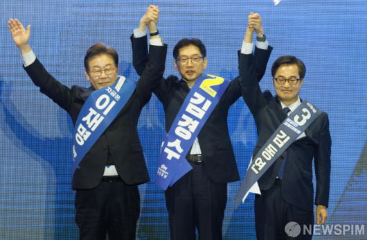 [울산=뉴스핌] 윤창빈 기자 = 이재명(왼쪽부터), 김경수, 김동연 더불어민주당 대선 경선 후보가 20일 오후 울산 울주군 울산전시컨벤션센터에서 열린 제21대 대통령선거 후보자 선출을 위한 영남권 합동연설회에서 인사를 하고 있다. 2025.04.20 pangbin@newspim.com