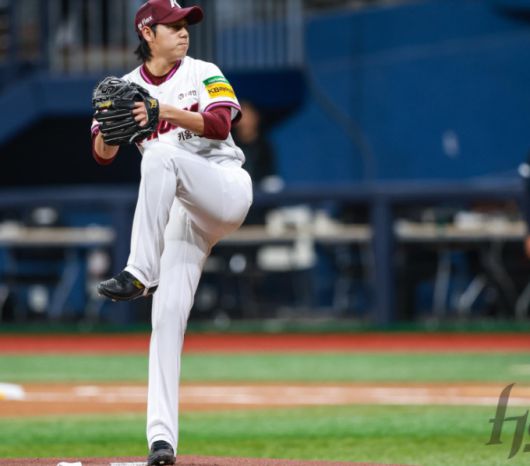 [고척=뉴스핌] 키움 선발 투수 하영민이 22일 두산과의 경기에서 2회 김재환을 상대하고 있다. [사진 = 키움]  2025.04.22 photo@newspim.com