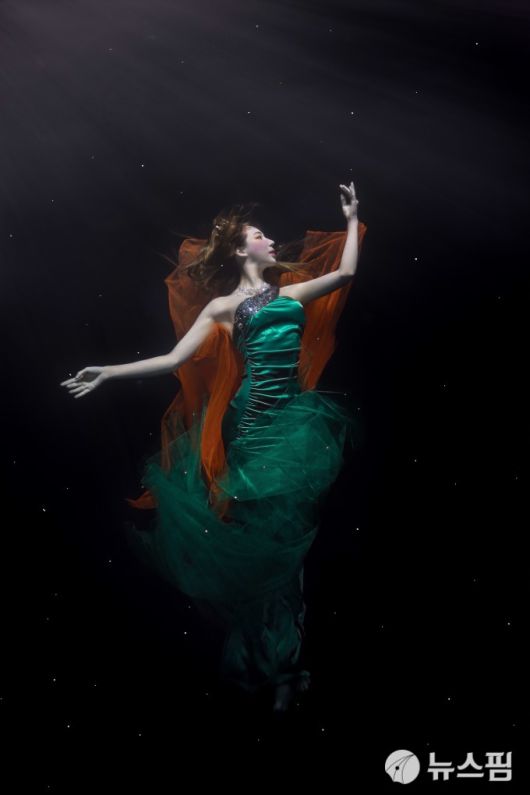 [서울=뉴스핌] 이영종 통일전문기자 = 탈북 망명한 북한 수중발레 국가대표 선수 출신인 류희진 씨가 환상적인 공연을 선보이고 있다. [사진=류희진 씨 제공] 2025.04.22 yjlee@newspim.com