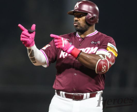 [서울=뉴스핌] 키움의 야시엘 푸이그가 3월 26일 광주에서 열린 KIA와의 경기에서 7회 안타 친 후 세리머니하고 있다. [사진 = 키움 히어로즈] photo@newspim.com