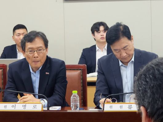 [세종=뉴스핌] 양가희 기자 = 류기정 경총 전무와 이명로 중기중앙회 인력정책본부장은 22일 정부세종청사에서 열린 최저임금위원회 제1차 전원회의에 참석했다. 2025.04.22 sheep@newspim.com