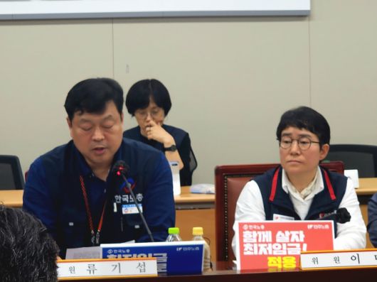 [세종=뉴스핌] 양가희 기자 = 류기섭 한국노총 사무총장(왼쪽)과 이미선 민주노총 부위원장(오른쪽)은 22일 정부세종청사에서 열린 최저임금위원회 제1차 전원회의에 참석했다. 2025.04.22 sheep@newspim.com