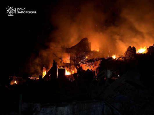 현지시간 지난달 20일 러시아와 우크라이나 사이에 드론 공세가 재차 가열되고 있다. 러시아의 공습으로 우크라이나 자포리자 지역의 건물들이 화염에 휩싸였다. [사진=로이터 뉴스핌]