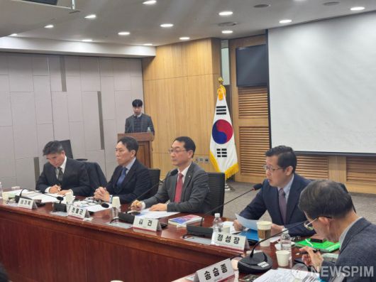 [서울=뉴스핌] 이바름 기자 = 지난달 20일 국회의원회관 제1세미나실에서 김건 국민의힘 의원실 공동 주최로 '억제력 강화, 핵무장이 답인가?'에 대한 세미나가 열리고 있다. 2025.03.20. right@newspim.com