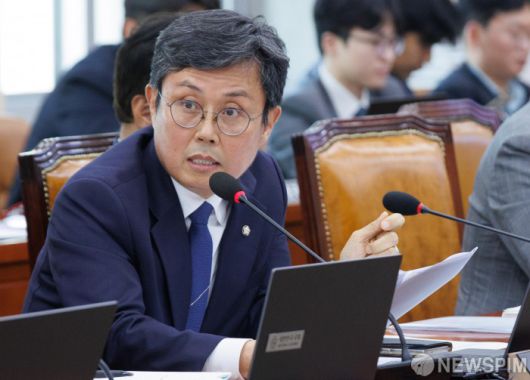 [서울=뉴스핌] 윤창빈 기자 = 안도걸 더불어민주당 의원이 16일 오후 서울 여의도 국회에서 열린 국회 기획재정위원회의 국세청, 서울지방국세청 등에 대한 국정감사에서 질의하고 있다. 2024.10.16 pangbin@newspim.com