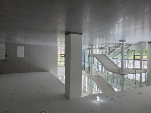 [서울=뉴스핌] 송현도 기자 = 백석동 업무지구 내부. 고양시 부서가 들어선 일부 층을 제외하면 공실 상태에 머물러 있다. 2025.04.22 dosong@newspim.com