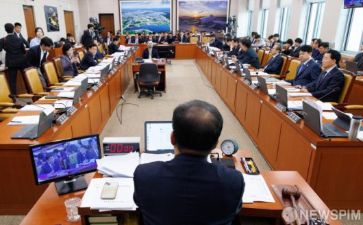 [서울=뉴스핌] 윤창빈 기자 = 박상우 국토교통부 장관이 23일 오전 서울 여의도 국회에서 열린 국토교통위원회 전체회의에서 의원 질문에 답변하고 있다. 2025.04.23 pangbin@newspim.com