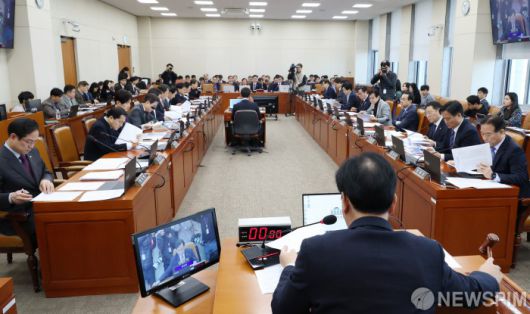 [서울=뉴스핌] 정일구 기자 = 18일 오전 서울 여의도 국회에서 열린 기획재정위원회 전체회의에서 송언석 위원장이 의사봉을 두드리고 있다. 2025.02.18 mironj19@newspim.com