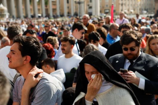 교황의 시신이 놓인 관이 운구되는 모습을 보러 나온 군중들 [사진=로이터 뉴스핌]