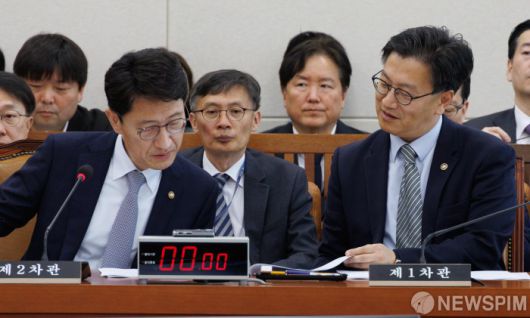 [서울=뉴스핌] 윤창빈 기자 = 김범석 기획재정부 1차관, 김윤상 기획재정부 2차관이 23일 오전 서울 여의도 국회에서 열린 기획재정위원회 전체회의에서 대화를 나누고 있다. 2025.04.23 pangbin@newspim.com