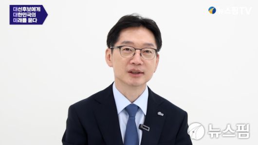 [서울=뉴스핌] 박찬제 기자 = 6·3 대통령 선거 더불어민주당 경선에 참여한 김경수 전 경남도지사가 지난 21일 서울 여의도에 위치한 자신의 경선 캠프에서 뉴스핌과 인터뷰를 하고 있다. 2025.04.23 pcjay@newspim.com