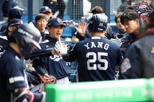 [서울=뉴스핌] 두산 베어스 선수들이 득점 후 기뻐하고 있다. [사진=두산 베어스] 2025.04.23 thswlgh50@newspim.com