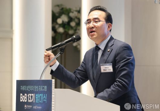 [서울=뉴스핌] 정일구 기자 = 박홍근 더불어민주당 의원이 28일 오후 서울 영등포구 CCMM빌딩에서 열린 차세대 보안리더 양성 프로그램(BoB) 13기 발대식에서 축사를 하고 있다. BoB는 최정예 화이트 해커 양성을 목적으로 고등학생 이상 비재직자 중 정보기술(IT) 보안에 재능있는 청년을 선발해 9개월간 전문가로 구성된 멘토의 맞춤형 교육과 실무중심 팀 프로젝트를 지원하는 프로그램이다. 2024.06.28 mironj19@newspim.com