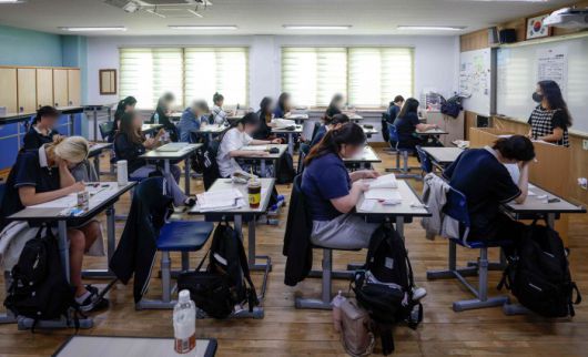 [서울=뉴스핌] 사진공동취재단 = 4일 서울 영등포구 여의도여고에서 열린 '2025학년도 대학수학능력시험 9월 모의평가'에 앞서 수험생들이 시험준비를 하고 있다. 2024.09.04 photo@newspim.com