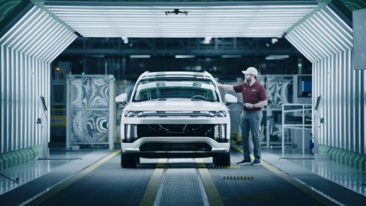 HMGMA에서 생산된 아이오닉 9을 작업자가 최종 점검하는 모습. [사진=현대차그룹]