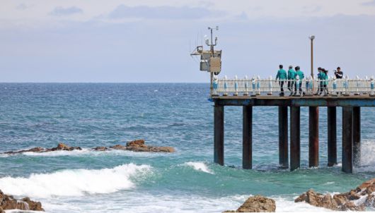 유인촌 문화체육관광부 장관이 23일 산불 피해 지역인 경북 영덕을 찾아 삼사해상공원 산책로를 살펴보고 있다. [사진=문화체육관광부]