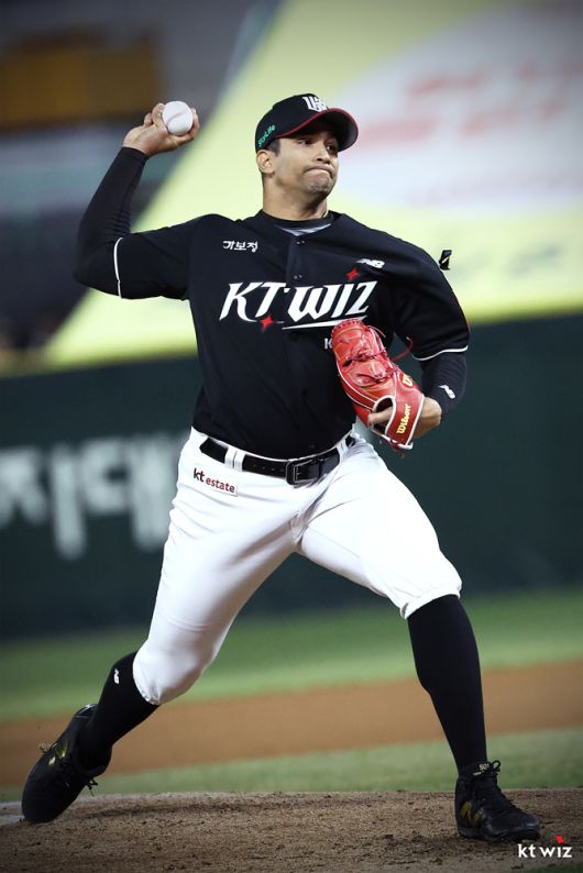 [서울=뉴스핌] kt의 선발 투수 윌리엄 쿠에바스가 4일 SSG와의 경기에서 역투하고 있다. [사진 = kt] 2025.04.04 wcn05002@newspim.com