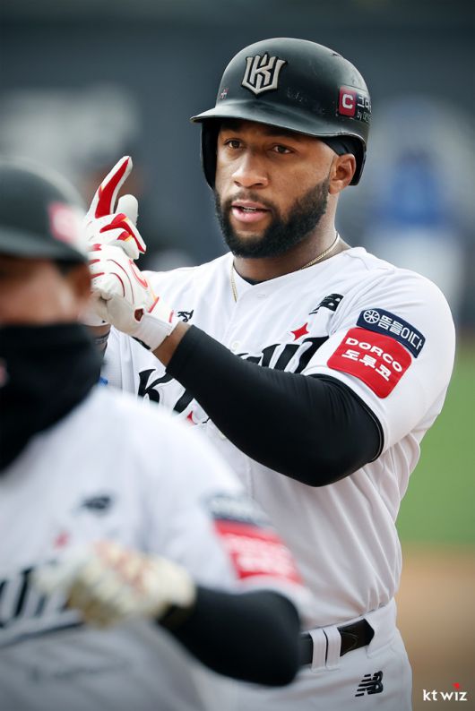 [서울=뉴스핌] kt의 외국인 타자 멜 로하스 주니어가 13일 삼성과의 경기에서 적시타를 때린 뒤 세리머니 하고 있다. [사진 = kt] 2025.04.13 wcn05002@newspim.com