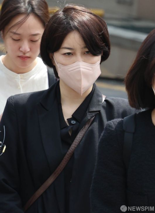 [서울=뉴스핌] 양윤모 기자 = 음주운전과 불법 숙박업 혐의로 재판에 넘겨진 문재인 전 대통령의 딸 문다혜씨가 17일 오전 서울서부지법의 1심 공판에서 벌금 1천5백만 원을 선고받고 법원를 나서고 있다. 2025.04.17 yym58@newspim.com